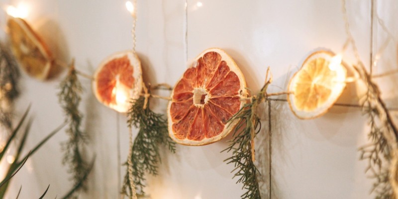 Як прикрасити квартиру до Нового року: гірлянда із сушених апельсинів