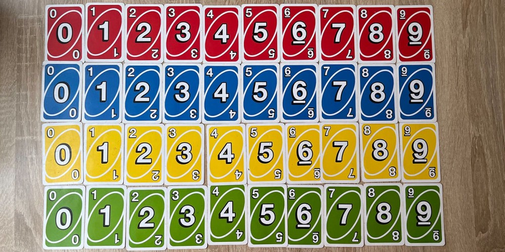 Карти зі значеннями від 0 до 9 бувають червоними, синіми, жовтими та зеленими