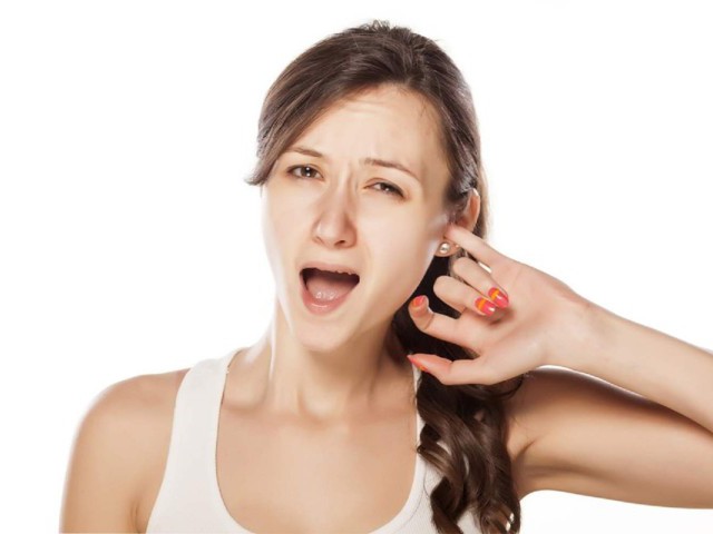 Як правильно чистити вуха?
