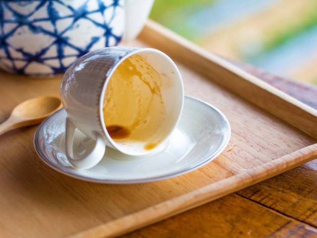Як швидко видалити коричневі плями від кави та чаю з чашок