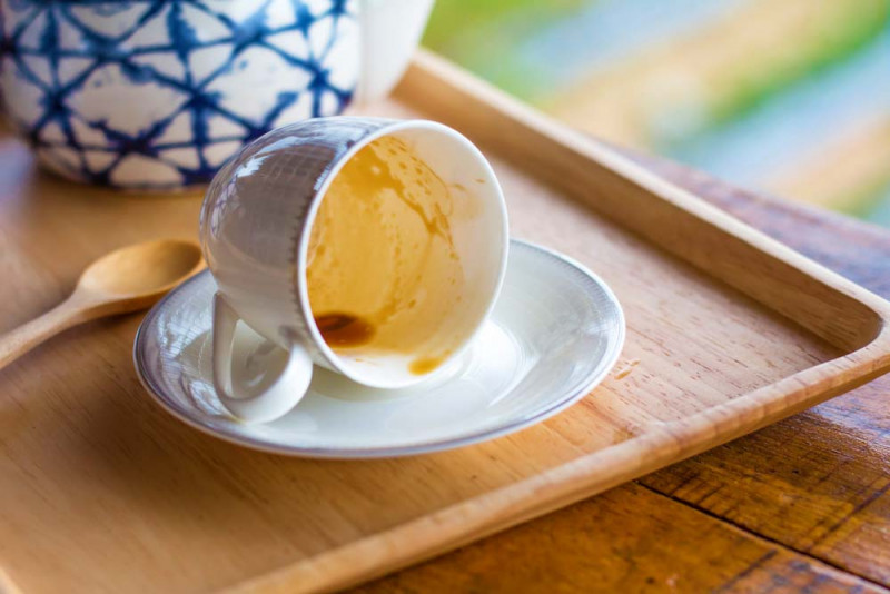 Як швидко видалити коричневі плями від кави та чаю з чашок
