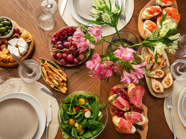 Як спланувати святкове меню в останню хвилину без стресу: Курячий салат та інші цікаві страви