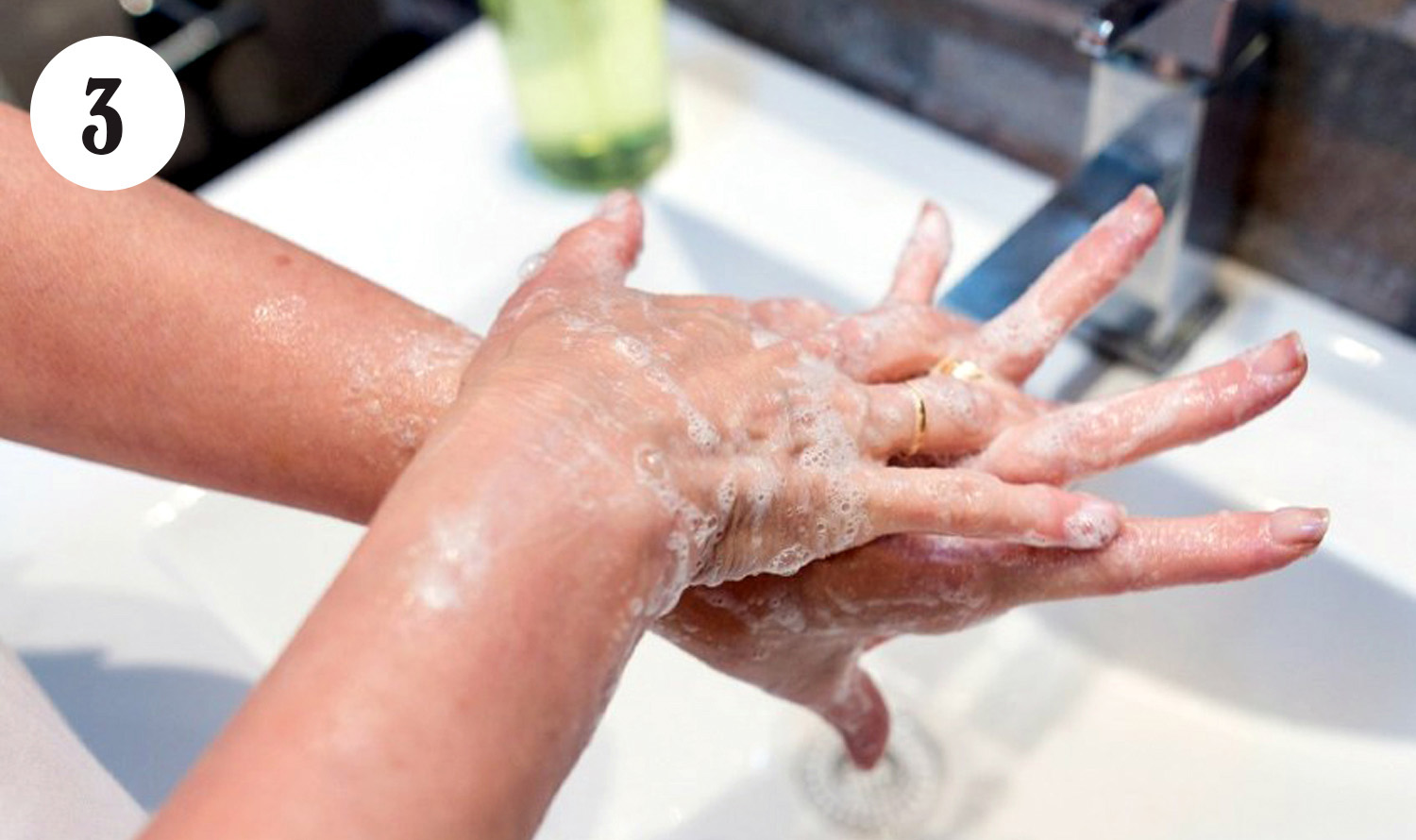 Переплетіть пальці правої і лівої руки, щоб вимити шкіру між пальцями