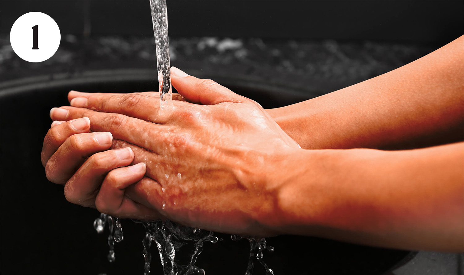 Намочіть руки теплою або прохолодною водою